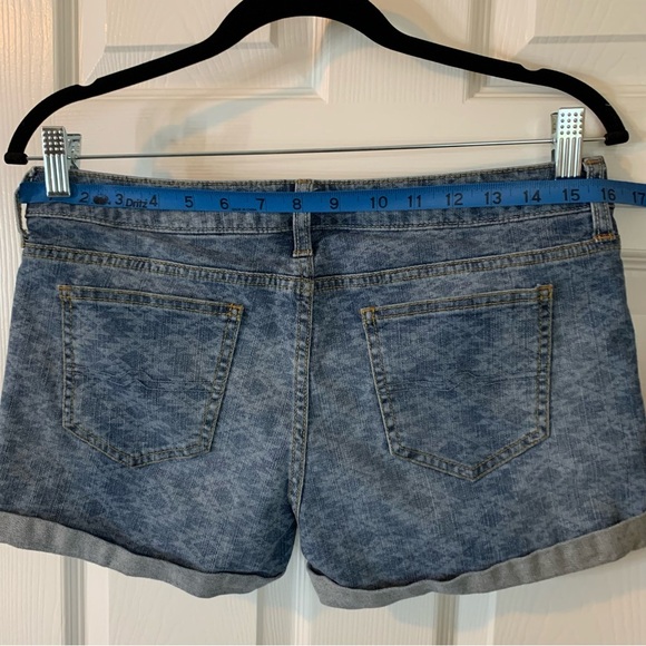 Arizona Jean Co. Tribal pattern Denim Shorts, size 7 - Picture 8 of 9